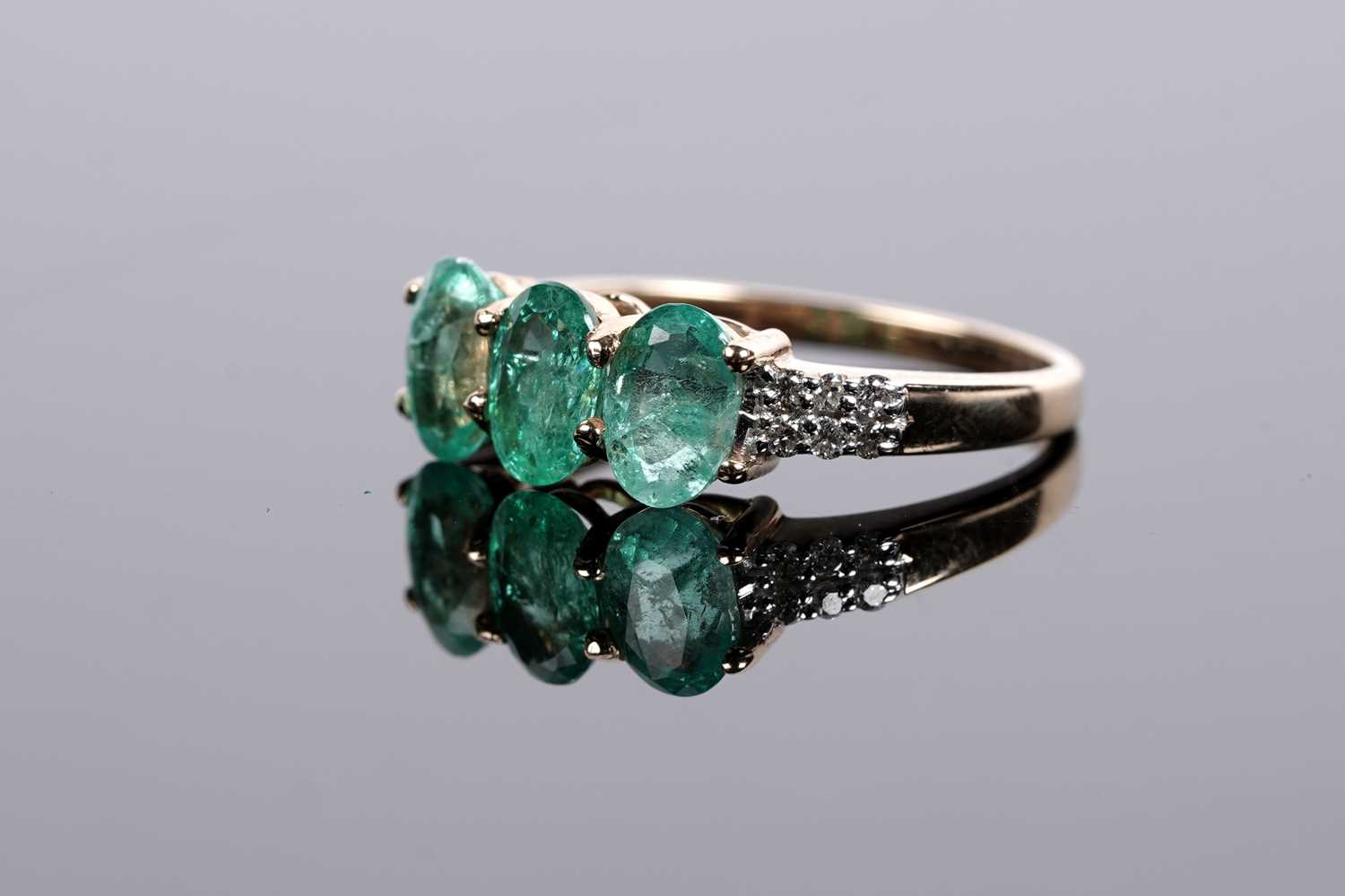 Lot 515 - An emerald and diamond ring