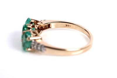 Lot 515 - An emerald and diamond ring
