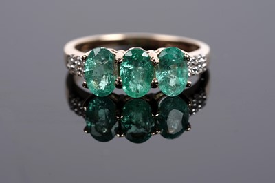 Lot 515 - An emerald and diamond ring
