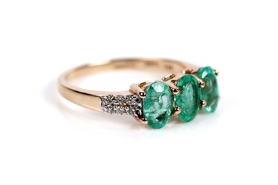 Lot 515 - An emerald and diamond ring