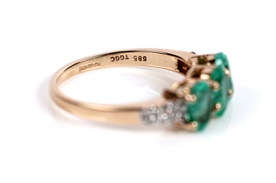 Lot 515 - An emerald and diamond ring