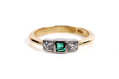 Lot 516 - An Art Deco style emerald and diamond ring