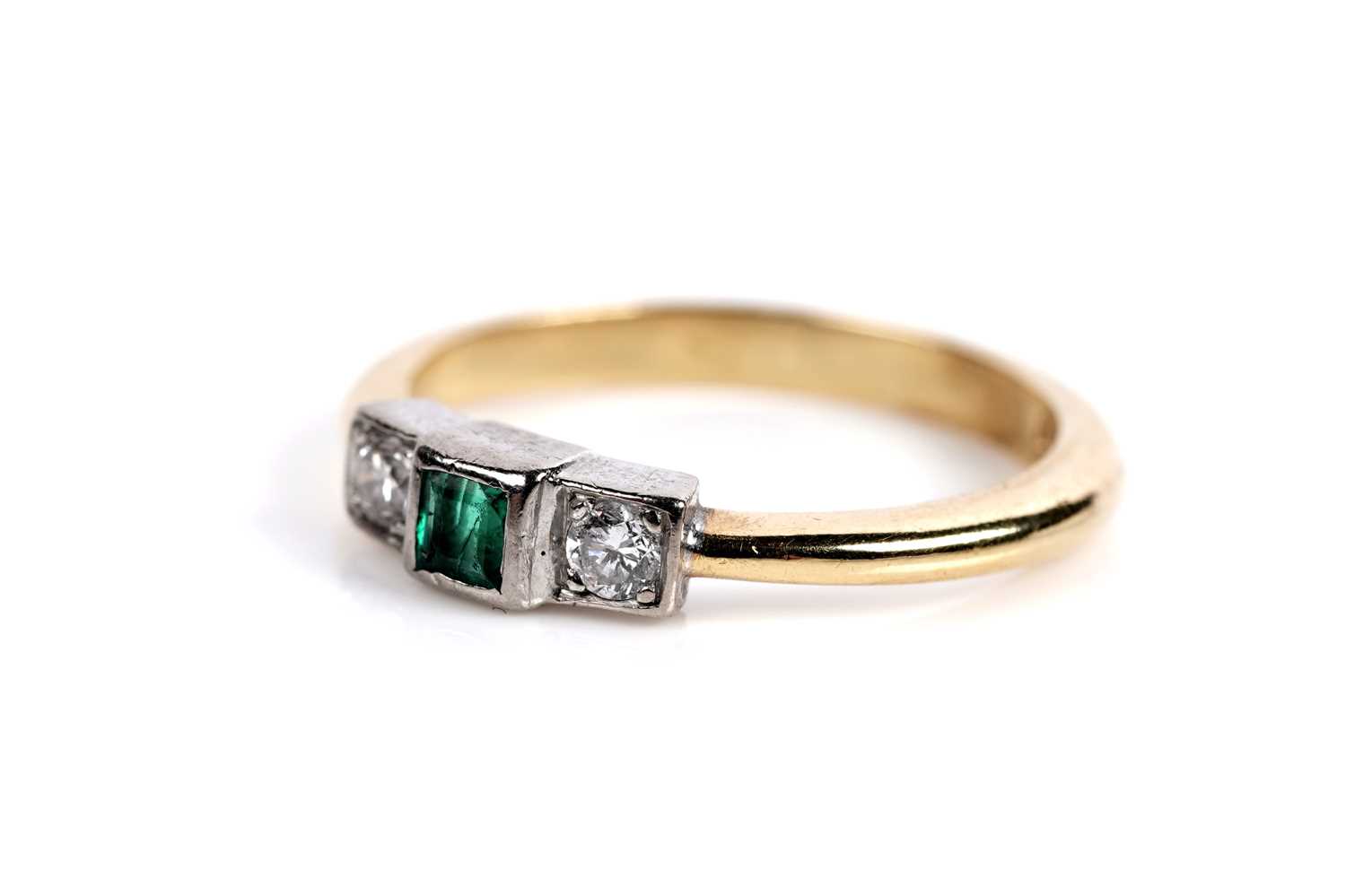 Lot 516 - An Art Deco style emerald and diamond ring