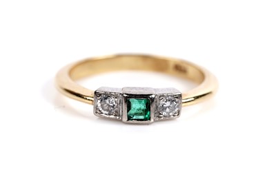 Lot 516 - An Art Deco style emerald and diamond ring