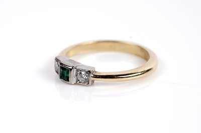 Lot 516 - An Art Deco style emerald and diamond ring