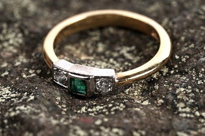 Lot 516 - An Art Deco style emerald and diamond ring