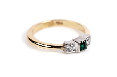 Lot 516 - An Art Deco style emerald and diamond ring