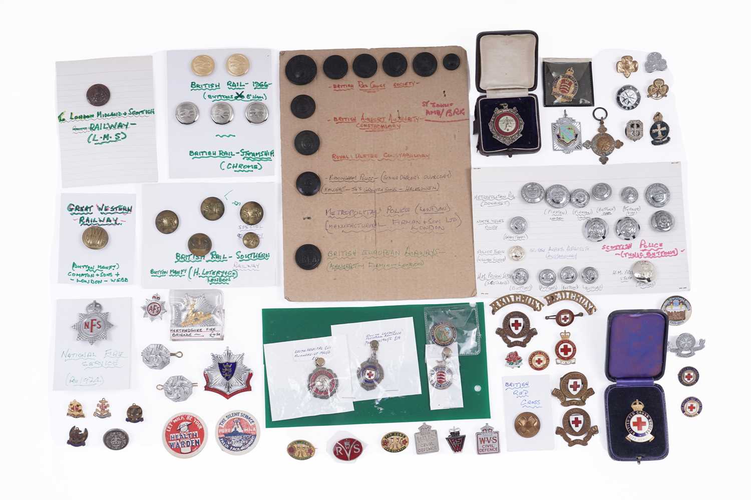 Lot 334 - A selection of non-military badges and buttons