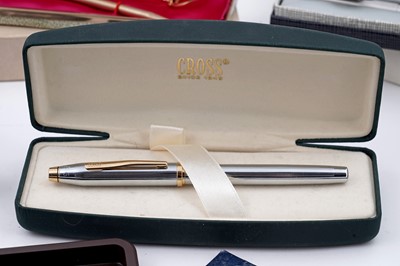 Lot 152 - A collection of fountain and ballpoint pens