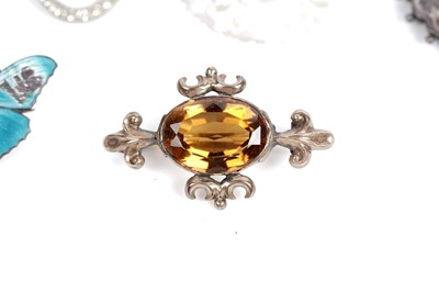 Lot 512 - Victorian and later hardstone jewellery