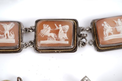 Lot 512 - Victorian and later hardstone jewellery