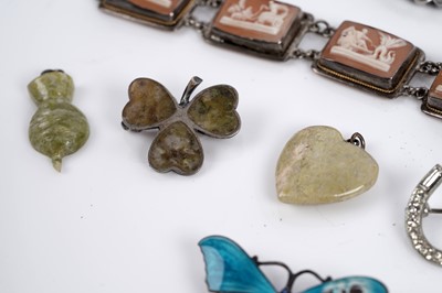 Lot 512 - Victorian and later hardstone jewellery
