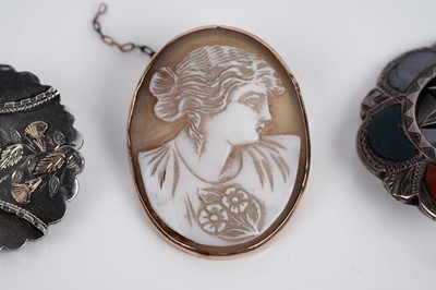 Lot 512 - Victorian and later hardstone jewellery