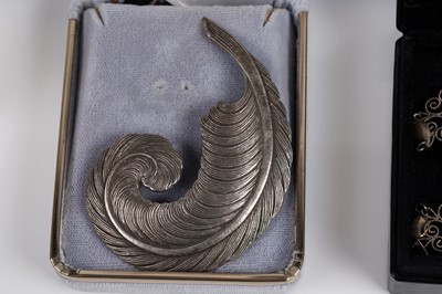 Lot 574 - Antique and vintage costume jewellery