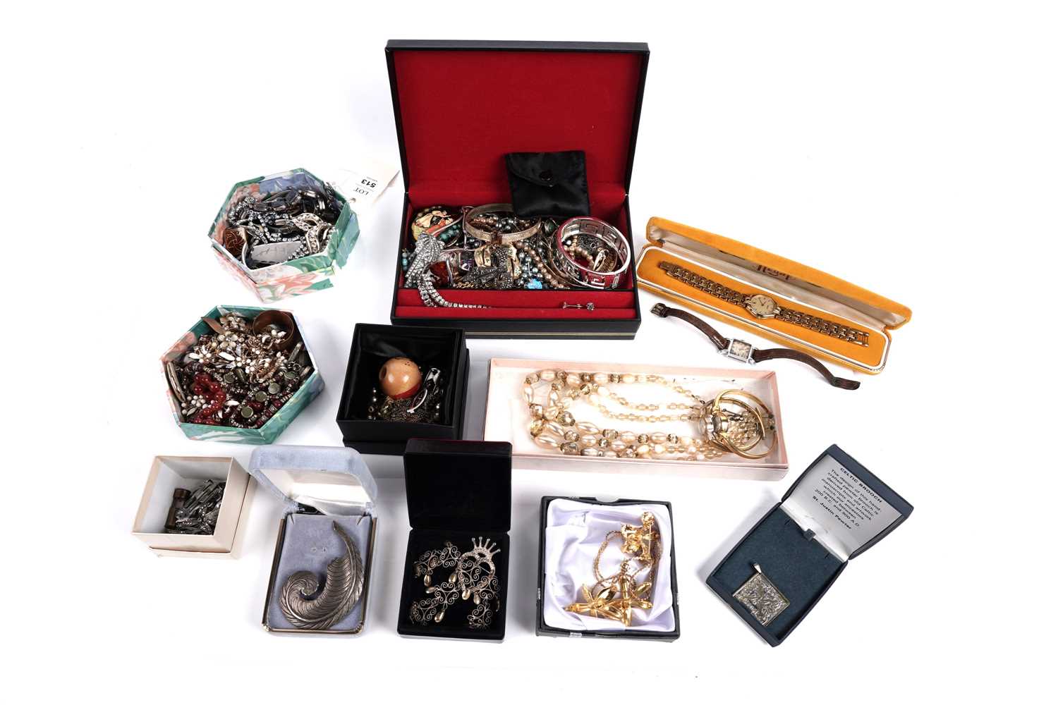 Lot 574 - Antique and vintage costume jewellery