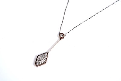 Lot 507 - An early 20th Century Art Deco diamond pendant necklet