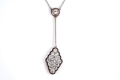 Lot 507 - An early 20th Century Art Deco diamond pendant necklet