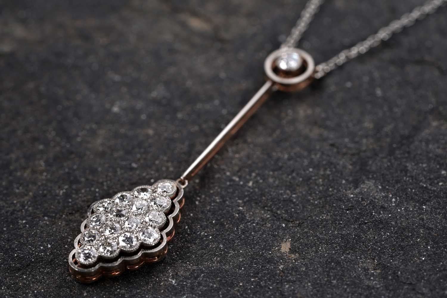 Lot 507 - An early 20th Century Art Deco diamond pendant necklet