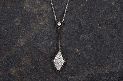 Lot 507 - An early 20th Century Art Deco diamond pendant necklet