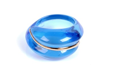 Lot 538 - A Baccarat 18ct gold and crystal cocktail ring