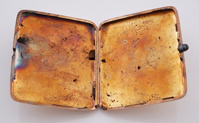 Lot 200 - A late 19th/early 20th Century continental gold cigarette case and matching vesta case