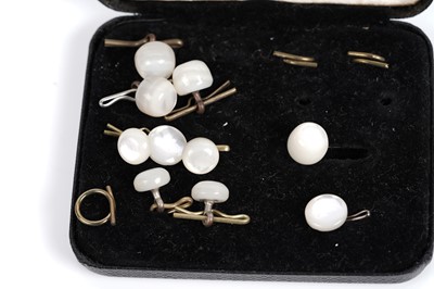 Lot 553 - Cufflinks and shirt studs