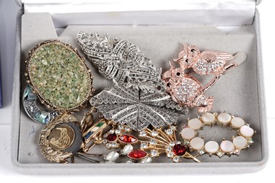 Lot 575 - Costume jewellery including: an agate specimen brooch