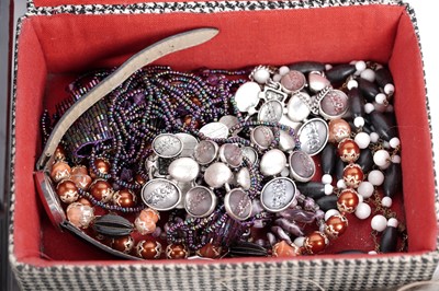 Lot 575 - Costume jewellery including: an agate specimen brooch