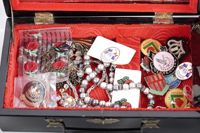 Lot 575 - Costume jewellery including: an agate specimen brooch