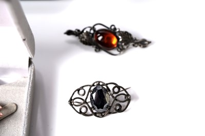 Lot 575 - Costume jewellery including: an agate specimen brooch