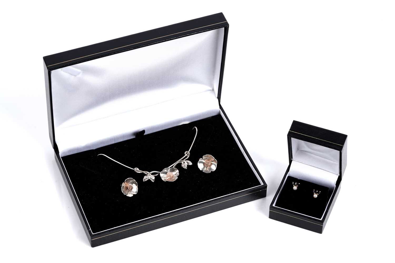 Lot 576 - Sapphire and pearl stud earrings; and silver peony pattern jewellery