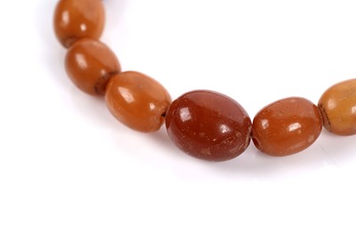 Lot 522 - A butterscotch amber bead necklace
