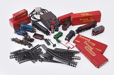Lot 926 - A Tri-Ang 00-Gauge Model Railway; and track and accessories
