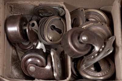 Lot 164 - A selection of door furniture