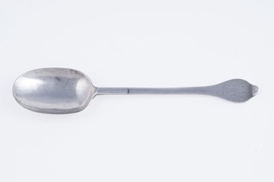 Lot 153 - A Queen Anne unascribed silver dog nose spoon