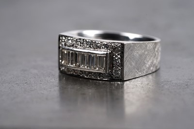 Lot 590 - A diamond dress ring