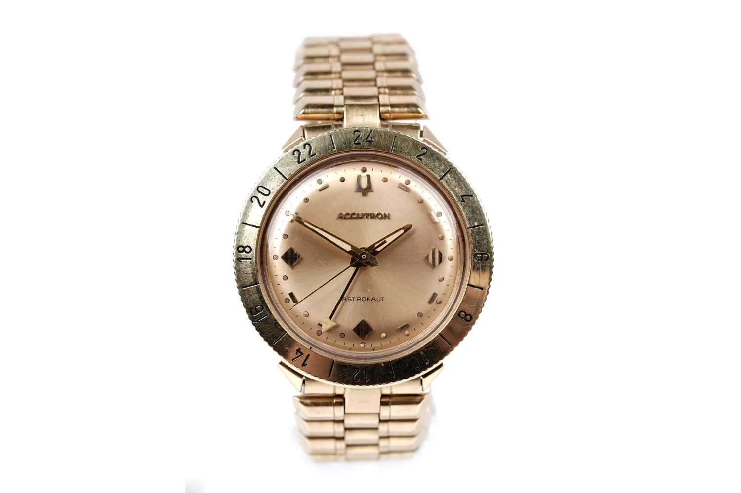 Lot 454 - Accutron Bulova Astronaut GMT: an 18ct yellow gold cased quartz wristwatch