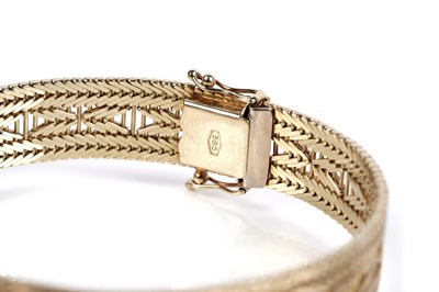 Lot 10 - A 14ct gold articulated bracelet in a saltire design