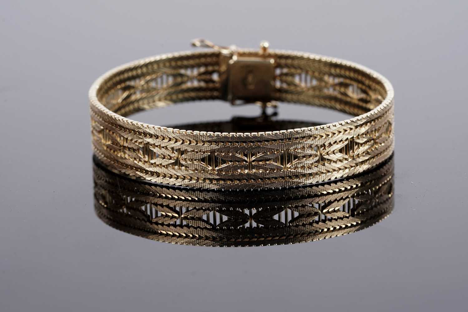 Lot 10 - A 14ct gold articulated bracelet in a saltire design