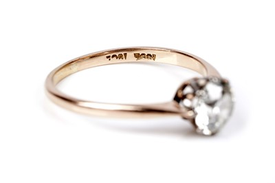Lot 591 - A solitaire diamond ring