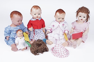 Lot 913 - A selection of five dolls