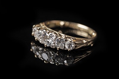 Lot 599 - A late Victorian five stone diamond ring