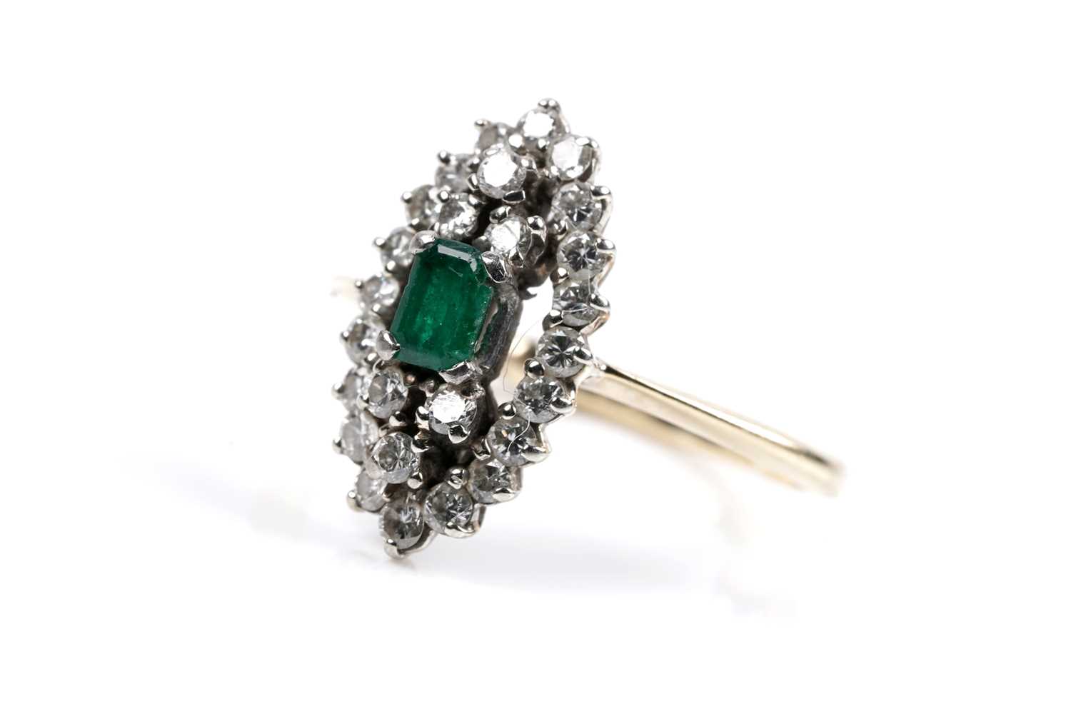 Lot 600 - An emerald and diamond cluster ring
