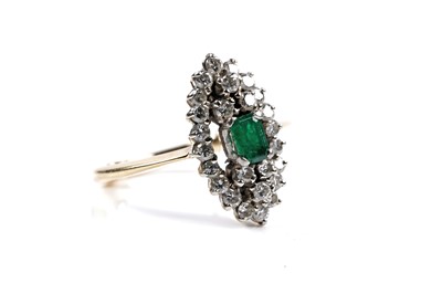 Lot 600 - An emerald and diamond cluster ring