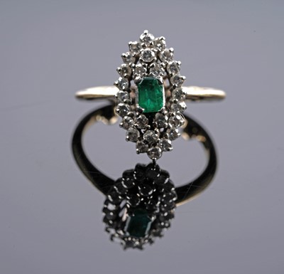 Lot 600 - An emerald and diamond cluster ring