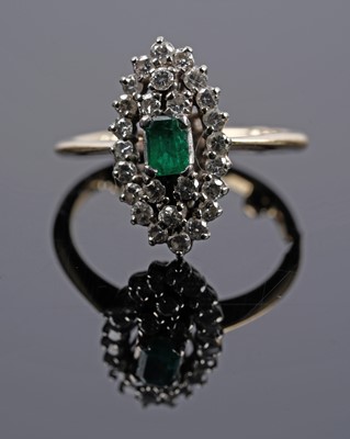 Lot 600 - An emerald and diamond cluster ring