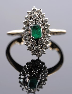 Lot 600 - An emerald and diamond cluster ring