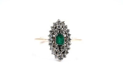Lot 600 - An emerald and diamond cluster ring