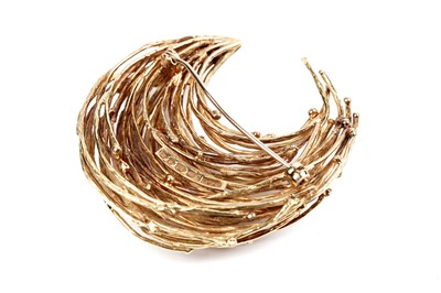 Lot 521 - David Thames: an 18ct yellow gold brooch