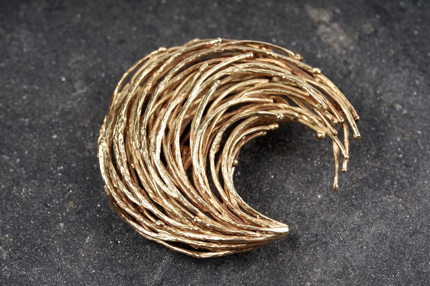Lot 521 - David Thames: an 18ct yellow gold brooch